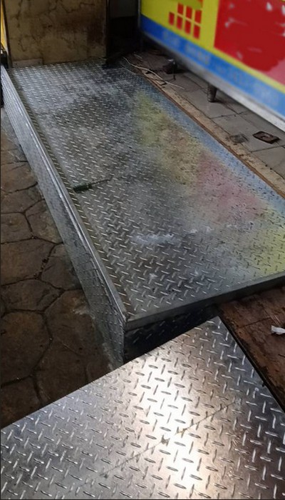 新竹店面架高平台, 新竹店面前白鐵花板施工, 新竹鐵工廠, 新竹鐵件製作