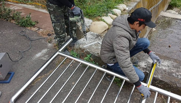 新竹白鐵護欄工程, 新竹不銹鋼護欄廠商, 新竹頂樓安全護欄, 新竹工廠防護欄, 新竹金屬隔柵